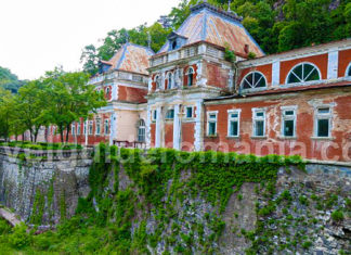 Băile Herculane rămân fără apă termală!? Problema licenței de exploatare revine în atenția Consiliului Județean