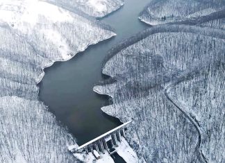 Iarnă ca altădată la Lacul Secu: zăpada transformă barajul într-un peisaj rar văzut FOTO: Camping Șura Banatului