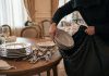 Doi bărbați au furat platourile, farfuriile, paturile și scaunele dintr-un hotel din Băile Herculane
