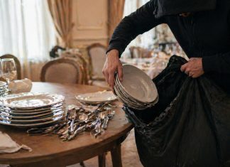 Doi bărbați au furat platourile, farfuriile, paturile și scaunele dintr-un hotel din Băile Herculane